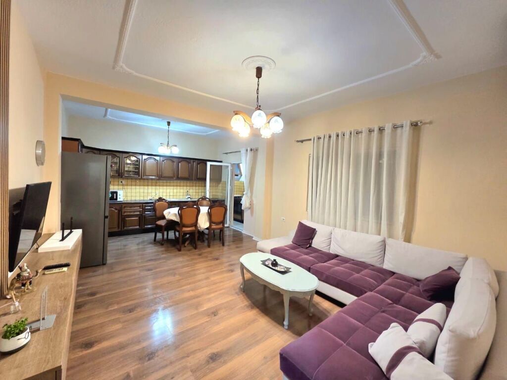 🏠Ish Fusha Aviacionit,jepet me qera kati i 2-te i nje vile 3+1+3,i mobiluar. 75,000Leke