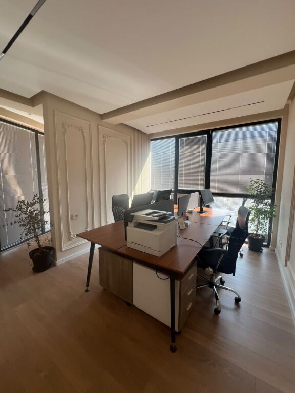 Golden Tower, jepet me qera ambient per zyra e mobiluar.
