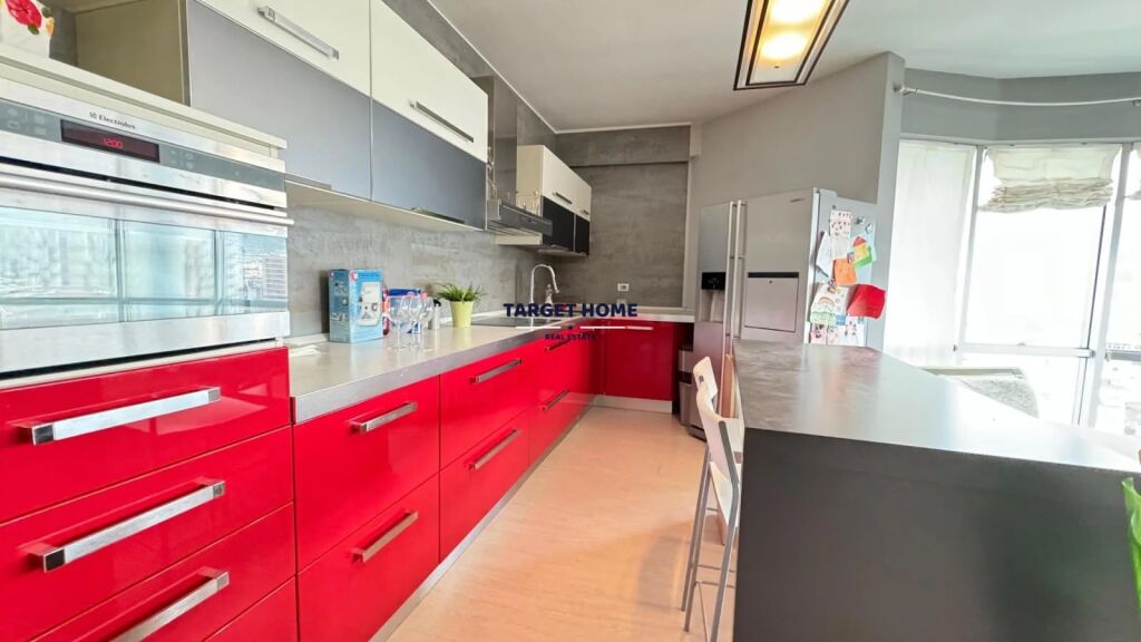 Apartament 2+1 me qira tek Komuna e Parisit!