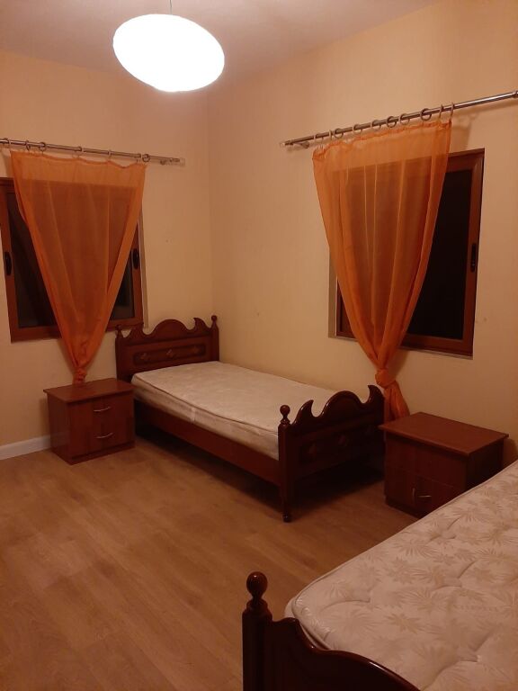 Jepet Vile me qera Kashar, Prane ish Universitetit Kristal (F) ID 5559