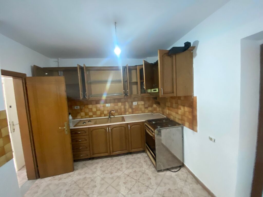Apartament 2+1 bosh per qera Shkolla e Bashkuar !