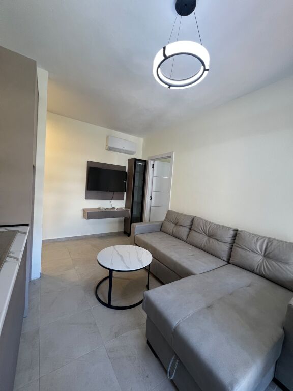 Affittasi 2 appartamenti appena arredati, in un edificio di nuova costruzione, in una delle zone più richieste di Tirana – Selvia, vicino a Vila Gold e Black Diamond Hotel.  ✨ 50 m² ciascun appartamento 🏢 Uno al 3° piano, l'altro al 5° piano 🛗 Edificio nuovo con ascensore 🌿 Balcone 🚗 Garage incluso  Ogni appartamento è composto da: 🛏️ 1 camera da letto 🛋️ Soggiorno + cucina in ambiente condiviso 🚿 1 bagno 🌿 Balcone  Gli appartamenti sono appena arredati e mai abitati prima, organizzati in modo funzionale e dotati di tutte le condizioni di base per una vita confortevole.  📍 Zona: Selvi, vicino a Vila Gold & Black Diamond Hotel 💰 Prezzo: 75.000 lek/mese 🚗 Garage incluso nel prezzo