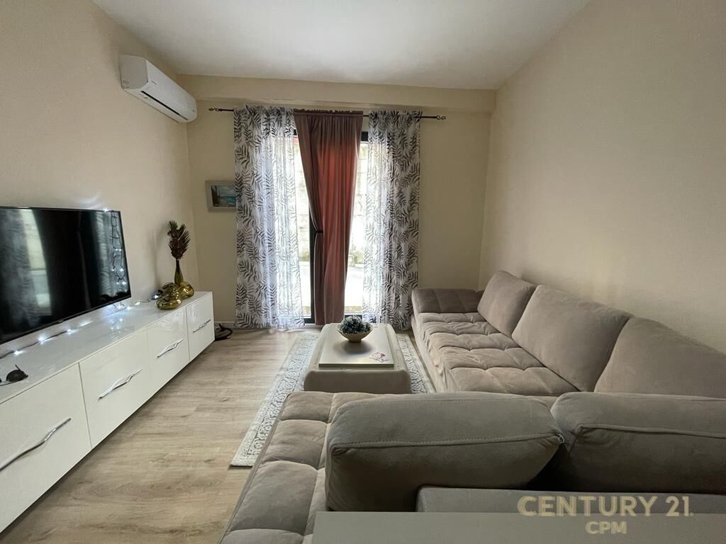 APARTAMENT 1+1 ME QERA PRANE KODRES SE DIELLIT!