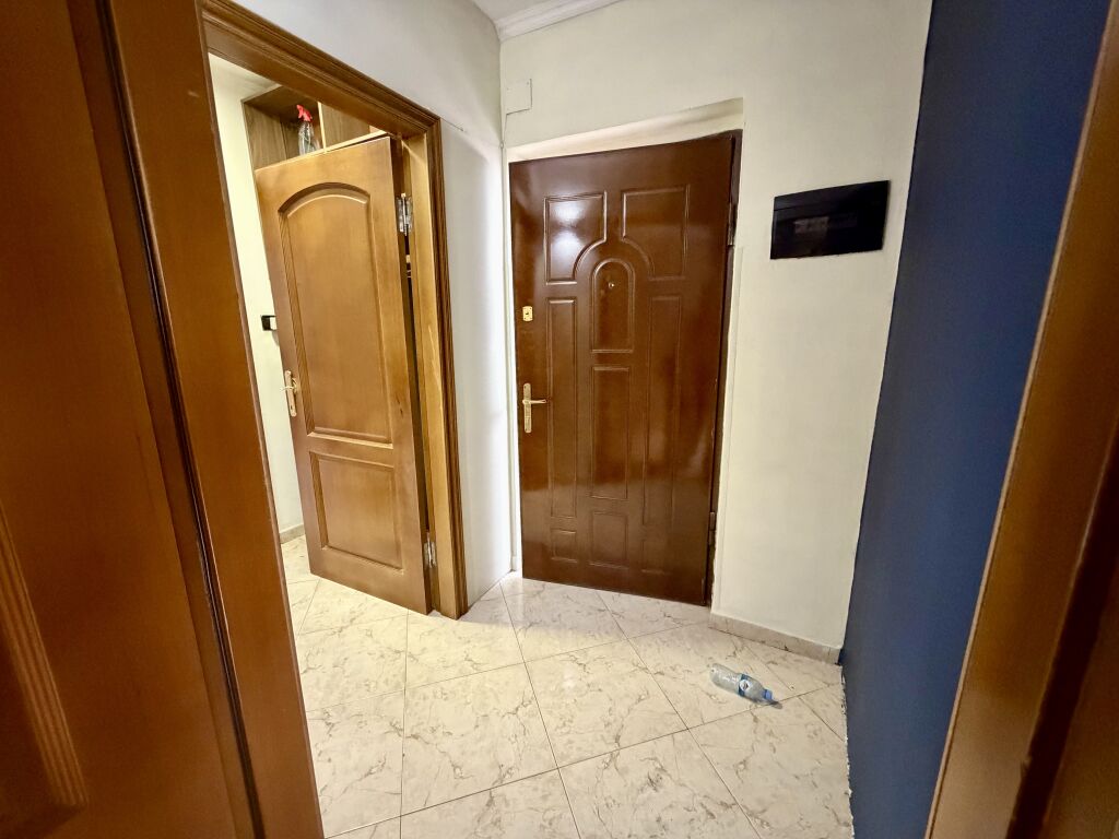 AMBIENT BIZNESI ME QIRA   📍 21 DHJETORI, Buzë rruge kryesore