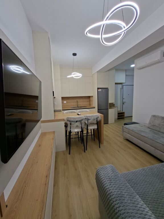 🏢Nella zona di Ali Demi, la Residenza Kadiu affitta un appartamento 1+1, appena arredato. 500 Euro   