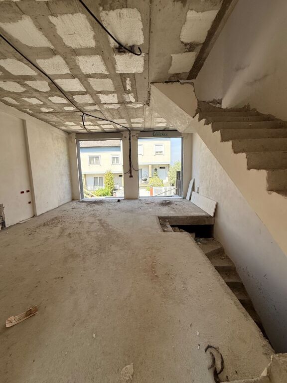 🏡 VILLA SU 3 PIANI IN VENDITA – VICINO A TEG