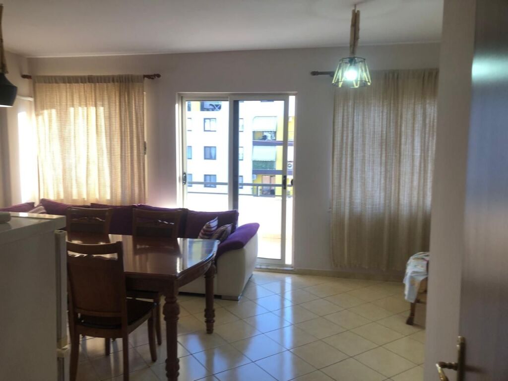 Appartamento in affitto 1 + 1 Yzberisht di fronte alla galleria Arredato: Credenza, stoviglie, fornelli, frigorifero, tavolo da pranzo e 4 sedie, condizionatore, bagno, aria condizionata portatile, lavatrice, letto matrimoniale, WIFI, Due balconi Balcone molto grande con vista sulla Galleria, Spazi molto regolari. Disponibile da settembre 2026 Appartamento in affitto 1 + 1 Yzberisht di fronte alla galleria