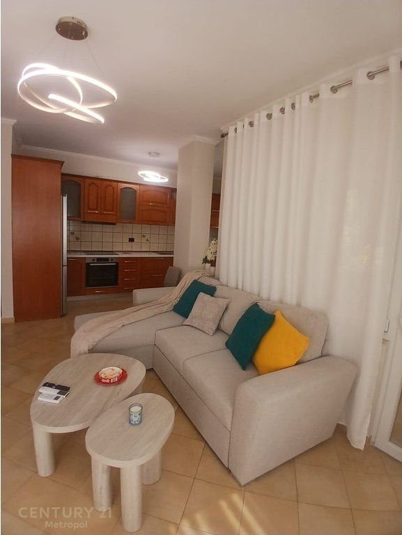 apartament 2+1+2 ndodhet në Qendrën Tregtare Kristal