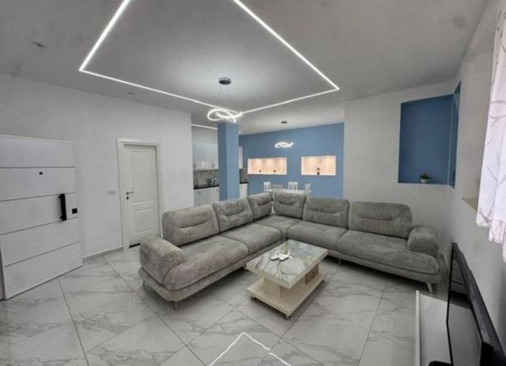 Ne fillim te rruges Siri Kodra,jepet me qera apartament,1+1,i mobiluar 60,000Leke
