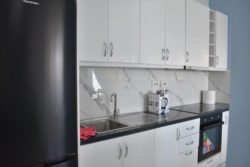 Ne fillim te rruges Siri Kodra,jepet me qera apartament,1+1,i mobiluar 60,000Leke