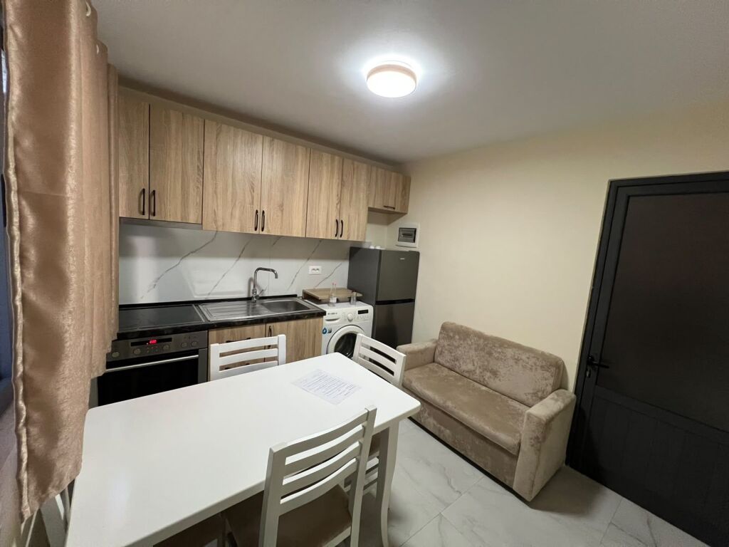 Apartament 1+1 me qira – Shkolla e Bashkuar (pranë Uni të Mjekësisë) !
