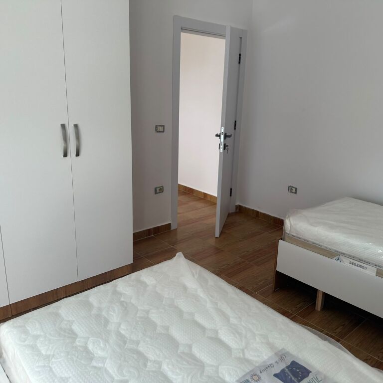 Perballe Martenitetit te Ri jepet me qera apartament 3+1+2 i mobiluar 70,000Leke      