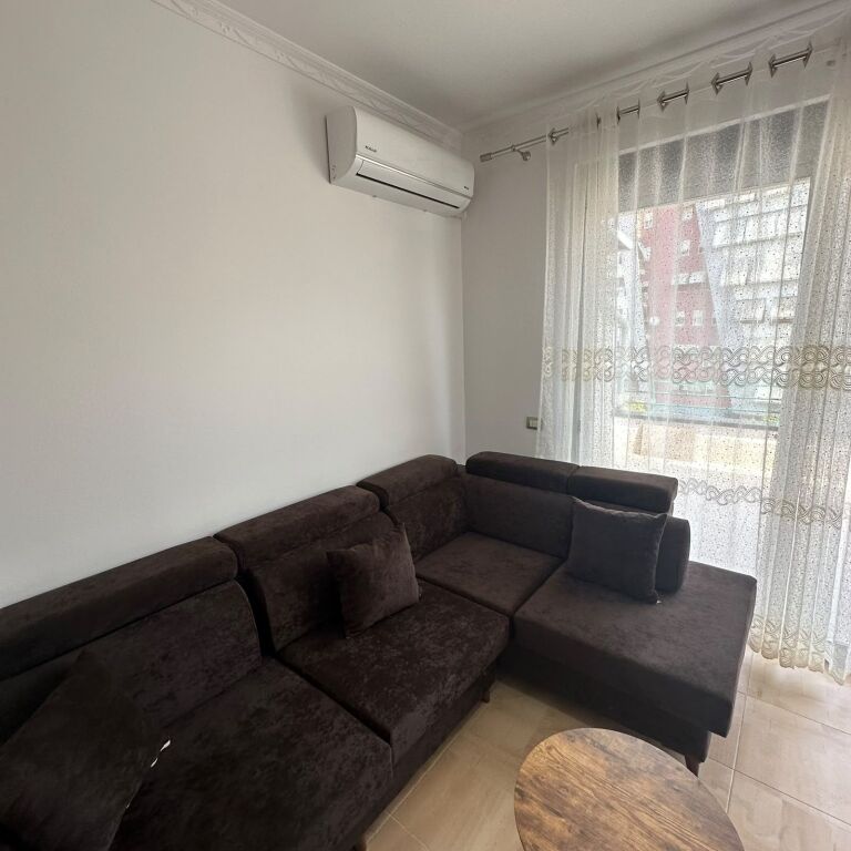 Perballe Martenitetit te Ri jepet me qera apartament 3+1+2 i mobiluar 70,000Leke      