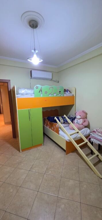 Apartament 2+1 per qira tek Komuna e Parisit.