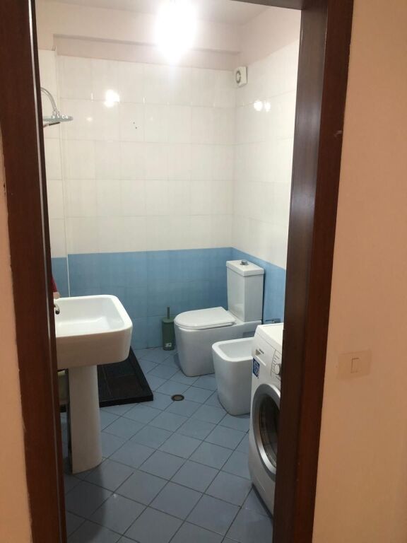 Appartamento in affitto 1 + 1 Yzberisht di fronte alla galleria Arredato: Credenza, stoviglie, fornelli, frigorifero, tavolo da pranzo e 4 sedie, condizionatore, bagno, aria condizionata portatile, lavatrice, letto matrimoniale, WIFI, Due balconi Balcone molto grande con vista sulla Galleria, Spazi molto regolari. Disponibile da settembre 2026 Appartamento in affitto 1 + 1 Yzberisht di fronte alla galleria