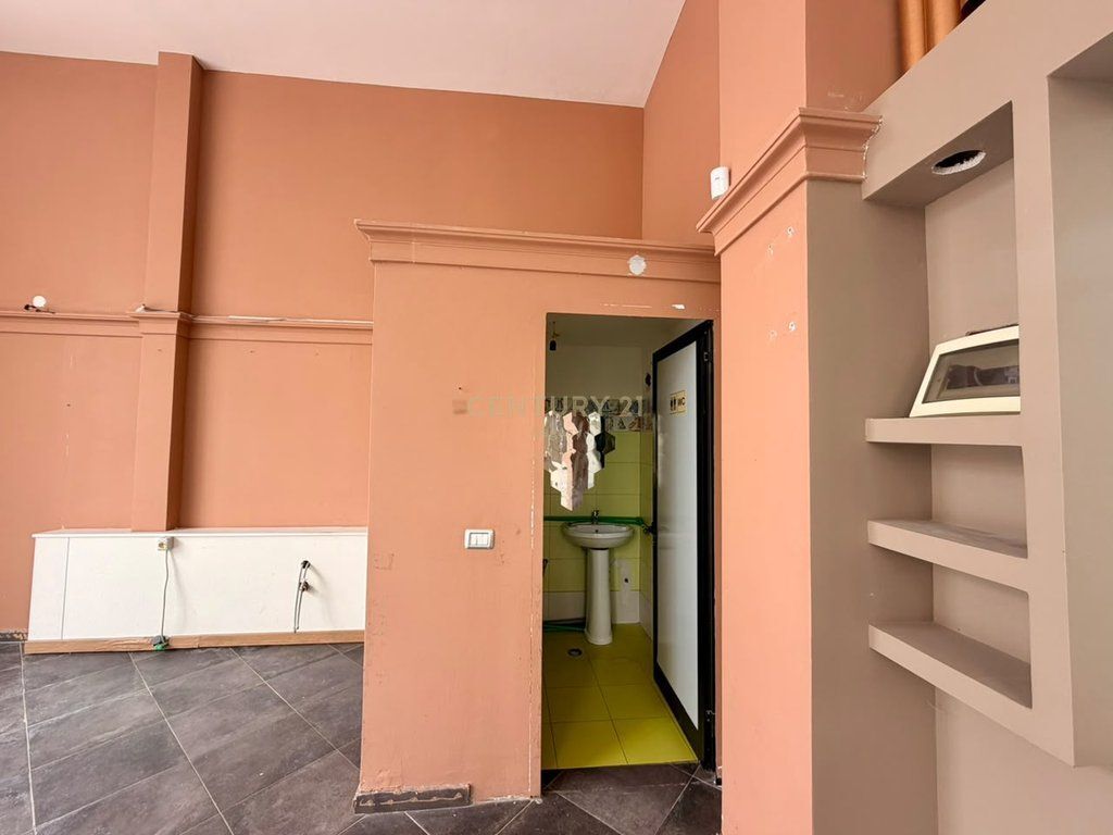 🏢 FOR RENT – BUSINESS UNIT ON THE ROAD 📍FRESK