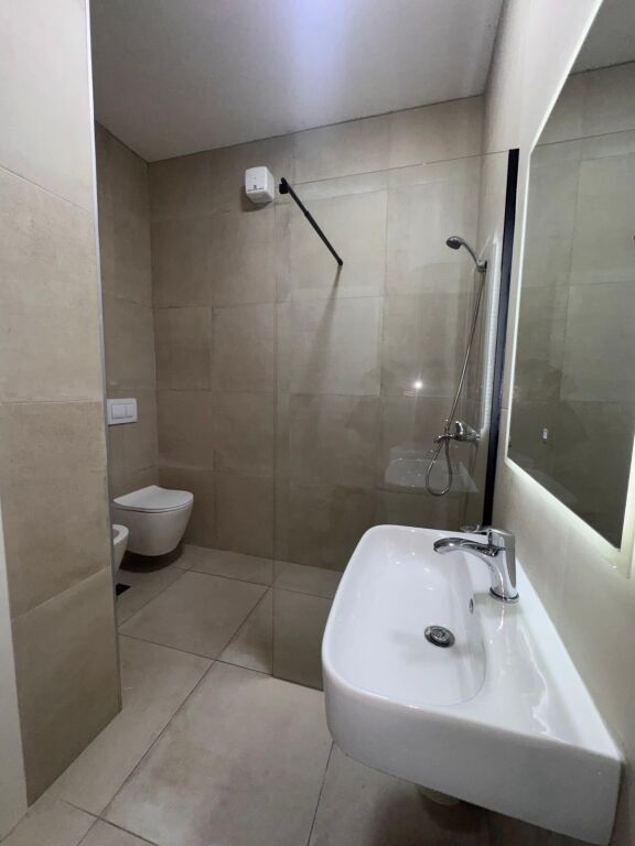 Bulevardi i Ri, jepet me qera apartament modern 1+1.