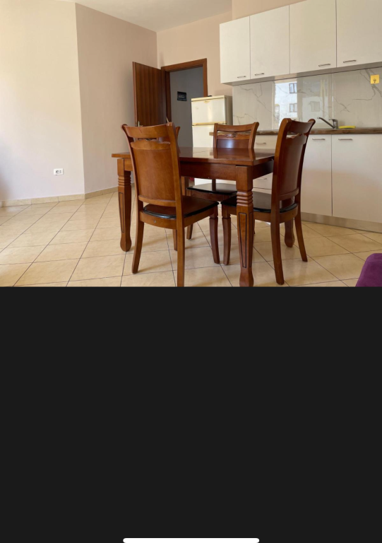 Appartamento in affitto 1 + 1 Yzberisht di fronte alla galleria Arredato: Credenza, stoviglie, fornelli, frigorifero, tavolo da pranzo e 4 sedie, condizionatore, bagno, aria condizionata portatile, lavatrice, letto matrimoniale, WIFI, Due balconi Balcone molto grande con vista sulla Galleria, Spazi molto regolari. Disponibile da settembre 2026 Appartamento in affitto 1 + 1 Yzberisht di fronte alla galleria