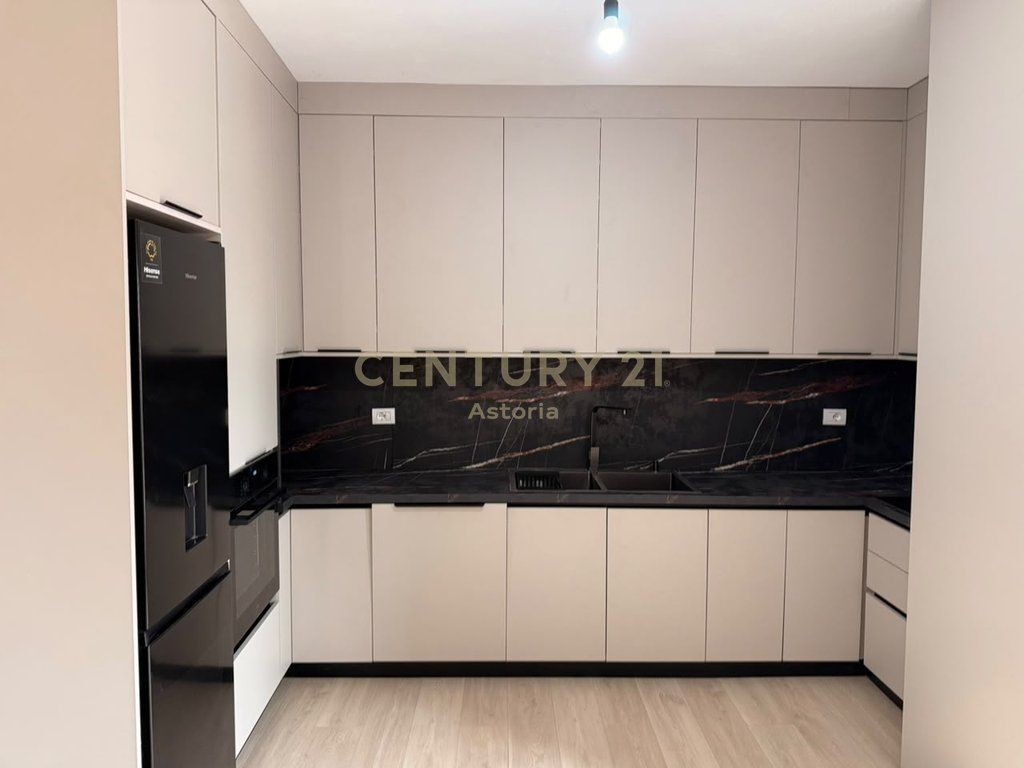 AFFITTASI APPARTAMENTO PER UFFICIO/RESIDENZA 2+1+2 VICINO A SHKOLLA E KUQE, TIRANA