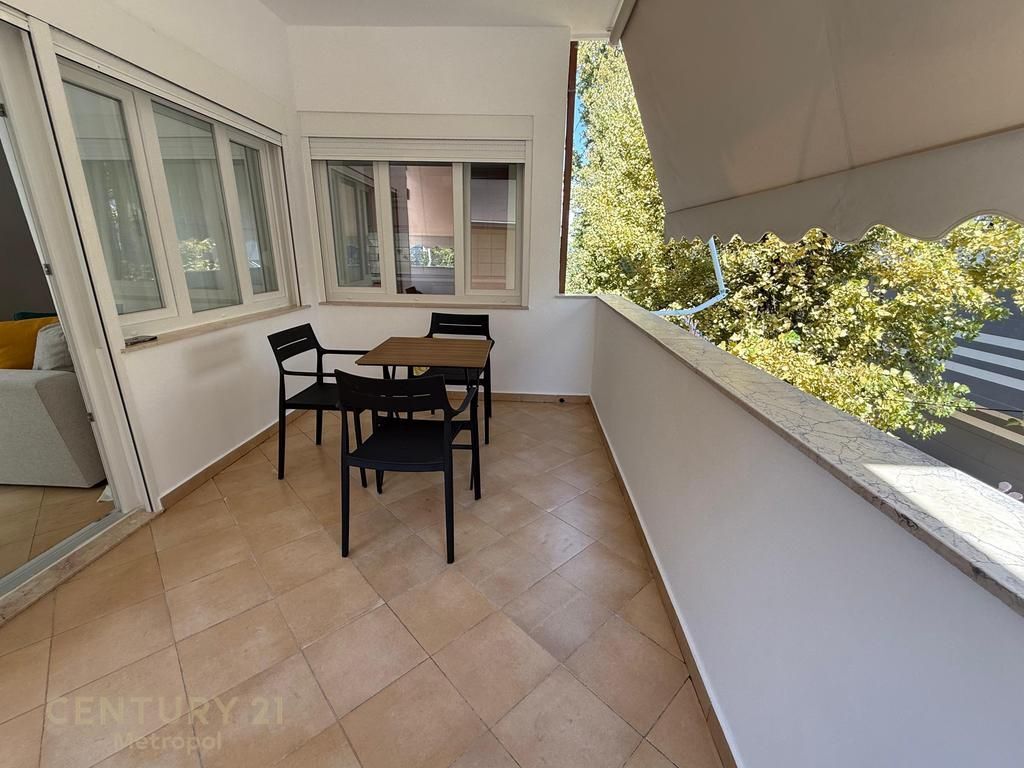 apartament 2+1+2 ndodhet në Qendrën Tregtare Kristal