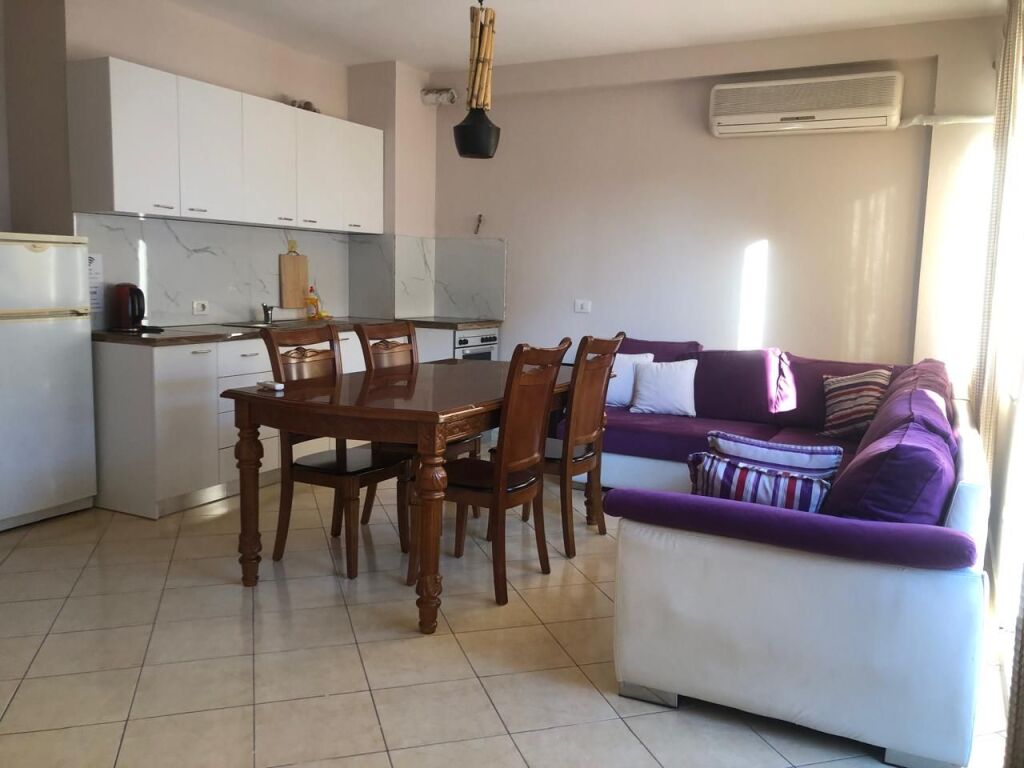 Appartamento in affitto 1 + 1 Yzberisht di fronte alla galleria Arredato: Credenza, stoviglie, fornelli, frigorifero, tavolo da pranzo e 4 sedie, condizionatore, bagno, aria condizionata portatile, lavatrice, letto matrimoniale, WIFI, Due balconi Balcone molto grande con vista sulla Galleria, Spazi molto regolari. Disponibile da settembre 2026 Appartamento in affitto 1 + 1 Yzberisht di fronte alla galleria