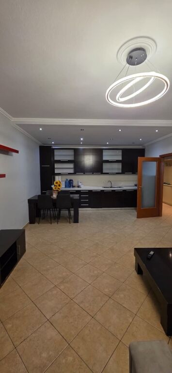 Apartament 2+1 per qira tek Komuna e Parisit.