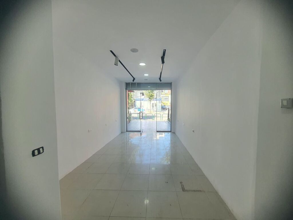 AMBIENT KOMERCIAL ME QIRA – KOMUNA E PARISIT