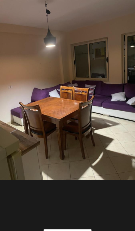 Appartamento in affitto 1 + 1 Yzberisht di fronte alla galleria Arredato: Credenza, stoviglie, fornelli, frigorifero, tavolo da pranzo e 4 sedie, condizionatore, bagno, aria condizionata portatile, lavatrice, letto matrimoniale, WIFI, Due balconi Balcone molto grande con vista sulla Galleria, Spazi molto regolari. Disponibile da settembre 2026 Appartamento in affitto 1 + 1 Yzberisht di fronte alla galleria