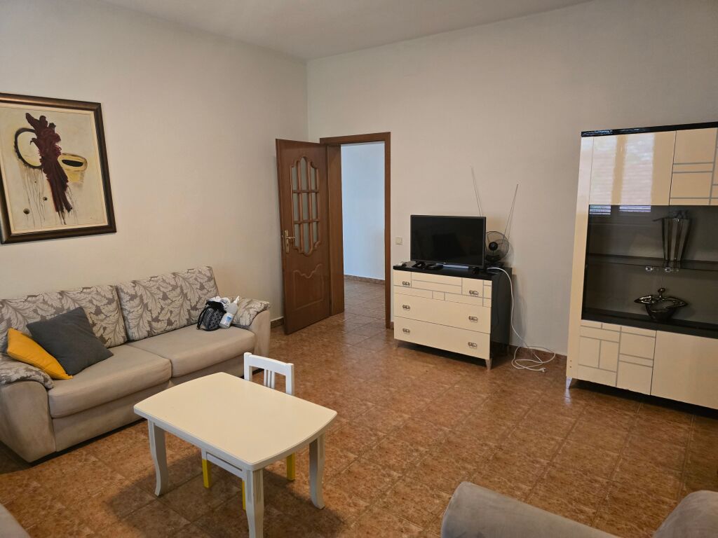 Apartament me qera + hapesire biznesi(opsionale)