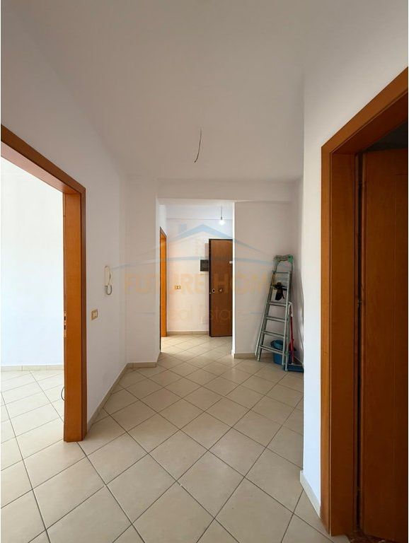 Shitet apartament 2+1, Rruga Sokrat Miho prane Vila-L, Unaza e Re
