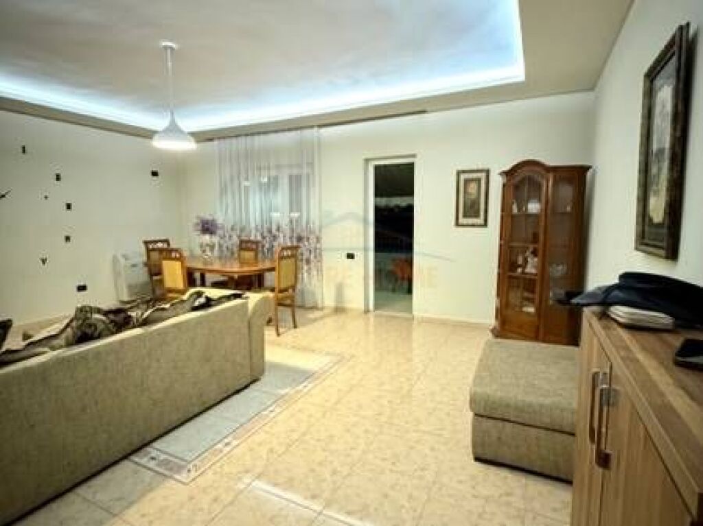 Qera, Apartament 2+1+Verandë, Pazari i Ri, Tiranë