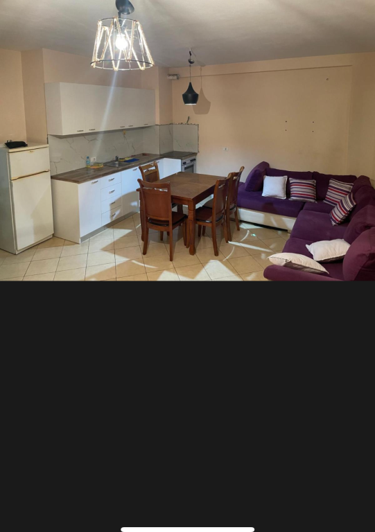 Appartamento in affitto 1 + 1 Yzberisht di fronte alla galleria Arredato: Credenza, stoviglie, fornelli, frigorifero, tavolo da pranzo e 4 sedie, condizionatore, bagno, aria condizionata portatile, lavatrice, letto matrimoniale, WIFI, Due balconi Balcone molto grande con vista sulla Galleria, Spazi molto regolari. Disponibile da settembre 2026 Appartamento in affitto 1 + 1 Yzberisht di fronte alla galleria