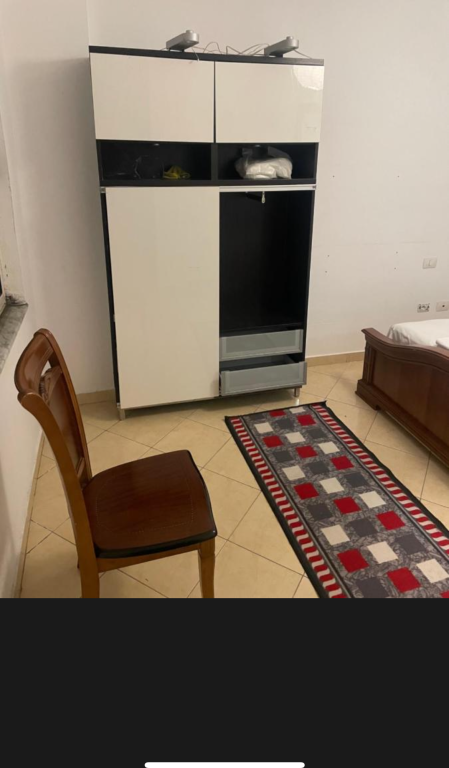 Appartamento in affitto 1 + 1 Yzberisht di fronte alla galleria Arredato: Credenza, stoviglie, fornelli, frigorifero, tavolo da pranzo e 4 sedie, condizionatore, bagno, aria condizionata portatile, lavatrice, letto matrimoniale, WIFI, Due balconi Balcone molto grande con vista sulla Galleria, Spazi molto regolari. Disponibile da settembre 2026 Appartamento in affitto 1 + 1 Yzberisht di fronte alla galleria