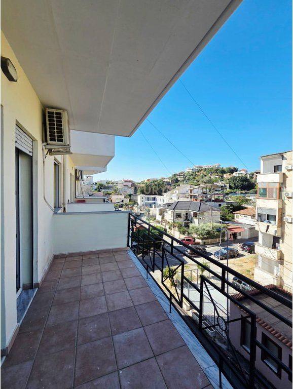 SHITET SUPER APARTAMENT 2+1 ME VERANDE PRANE SPITALIT, DURRES!!