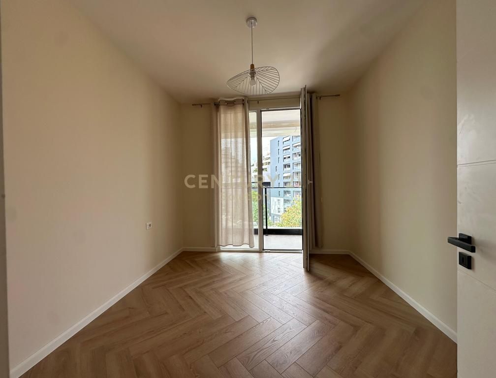 JEPET ME QIRA APARTAMENT 2+1+2+POST PARKIMI TEK FARMACIA 10 !!