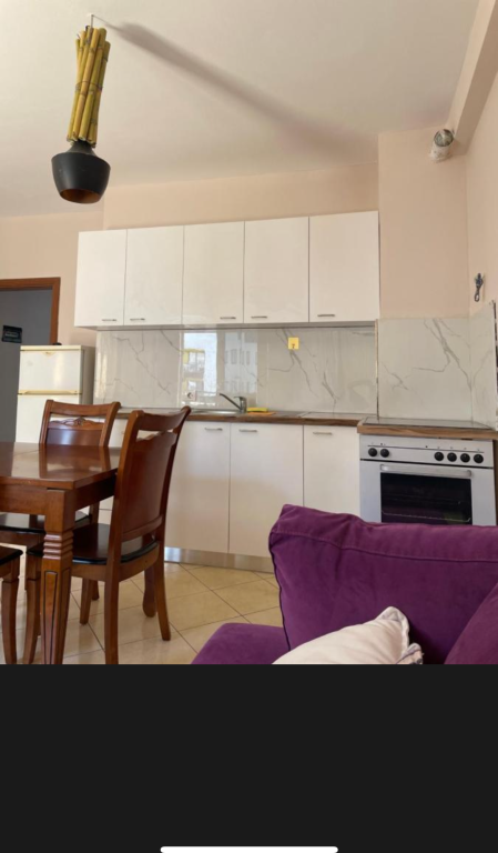 Appartamento in affitto 1 + 1 Yzberisht di fronte alla galleria Arredato: Credenza, stoviglie, fornelli, frigorifero, tavolo da pranzo e 4 sedie, condizionatore, bagno, aria condizionata portatile, lavatrice, letto matrimoniale, WIFI, Due balconi Balcone molto grande con vista sulla Galleria, Spazi molto regolari. Disponibile da settembre 2026 Appartamento in affitto 1 + 1 Yzberisht di fronte alla galleria