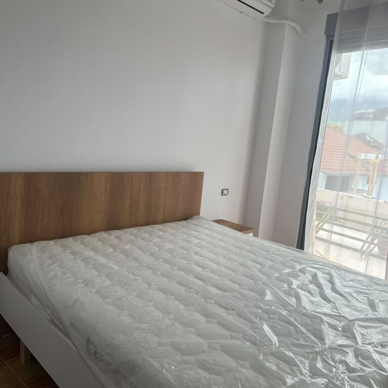 Perballe Martenitetit te Ri jepet me qera apartament 3+1+2 i mobiluar 70,000Leke      