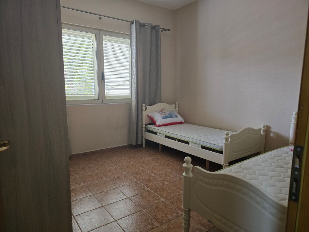 Apartament me qera + hapesire biznesi(opsionale)