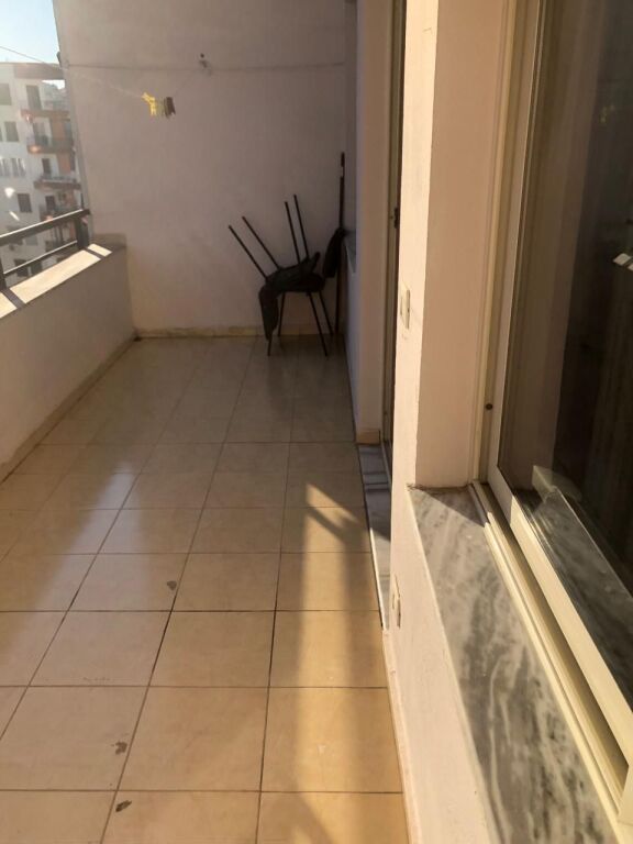 Appartamento in affitto 1 + 1 Yzberisht di fronte alla galleria Arredato: Credenza, stoviglie, fornelli, frigorifero, tavolo da pranzo e 4 sedie, condizionatore, bagno, aria condizionata portatile, lavatrice, letto matrimoniale, WIFI, Due balconi Balcone molto grande con vista sulla Galleria, Spazi molto regolari. Disponibile da settembre 2026 Appartamento in affitto 1 + 1 Yzberisht di fronte alla galleria