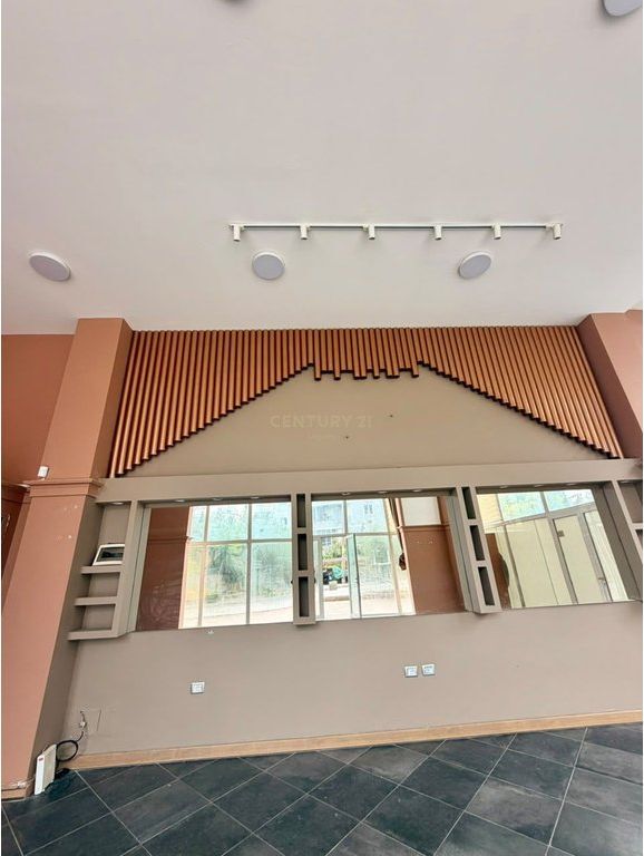 🏢 FOR RENT – BUSINESS UNIT ON THE ROAD 📍FRESK