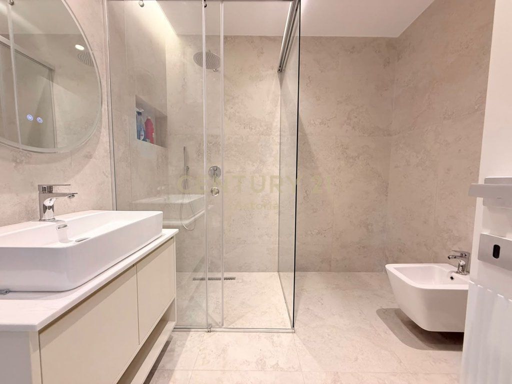 JEPET ME QIRA APARTAMENT PER ZYRA/BANIM 2+1+2 TEK SHKOLLA E KUQE, TIRANE