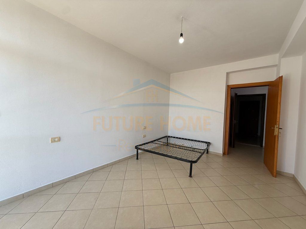 Shitet apartament 2+1, Rruga Sokrat Miho prane Vila-L, Unaza e Re