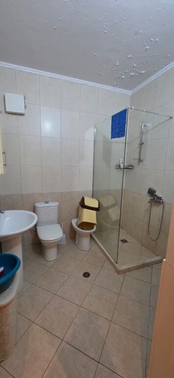 Apartament 2+1 per qira tek Komuna e Parisit.