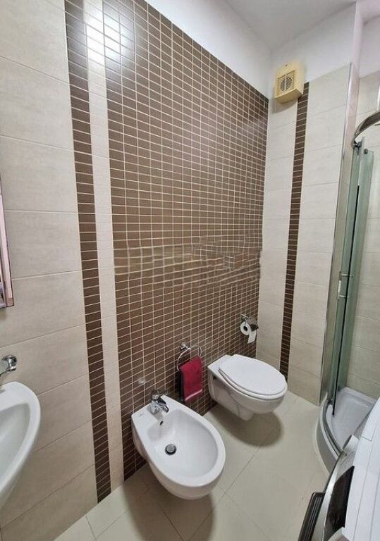 APARTAMENT 2+1+2 ME QIRA, PRANE AMBASADES AMERIKANE! 800 € /Muaj