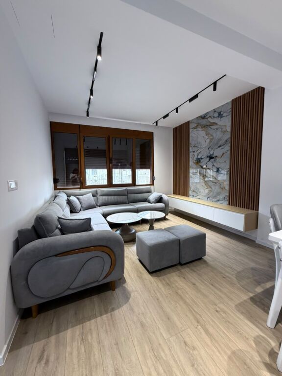 🏠Ne zonen e Saukut,jepet me qera kati i I-re i nje vile,1+1,i sapo mobiluar  50,000Leke