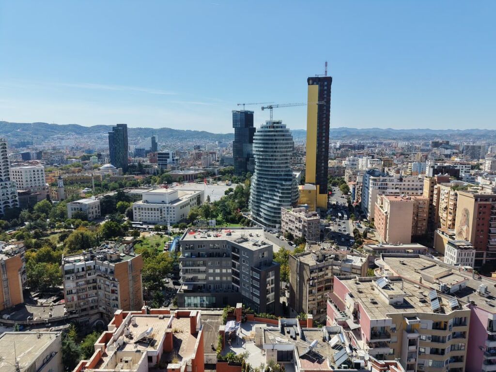 APPARTAMENTO CON VERANDA IN VENDITA IN CENTRO (DIETRO 9 PIANI)
