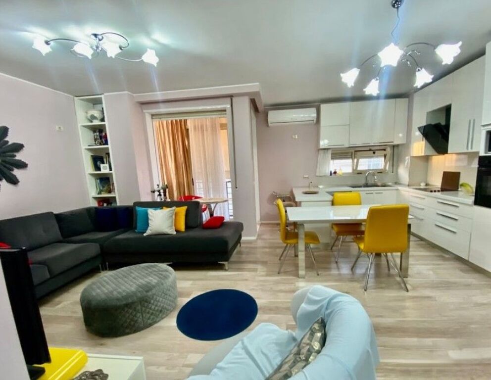 NEL COMUNE DI PARIGI AL KRISTAL CENTER VENDIAMO APPARTAMENTO 2+1+2+VERANDA + DEPOSITO 340.000 €