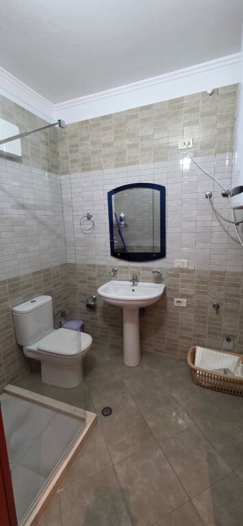 Apartament 2+1 per qira tek Komuna e Parisit.