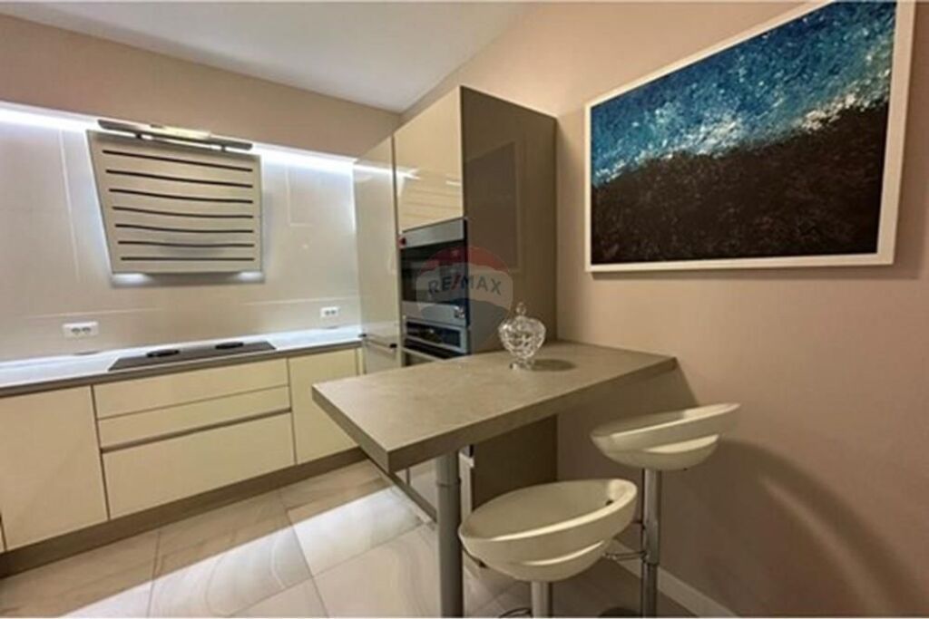 Shitet apartament 3+1+3+parkim te Kodra e Diellit