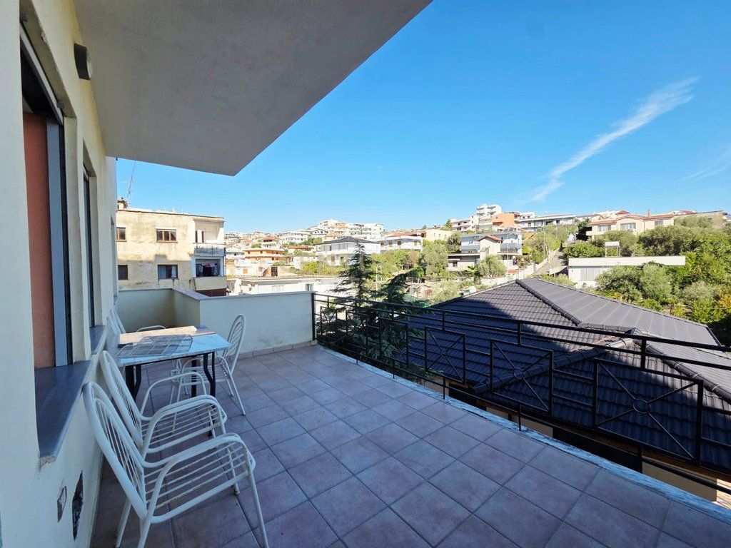 VENDESI SUPER APPARTAMENTO 2+1 CON VERANDA VICINO OSPEDALE, DURRËS!!